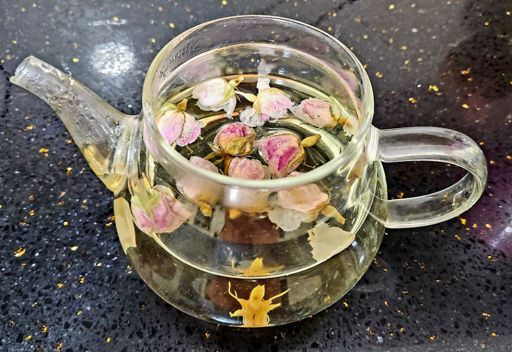 khasiat teh rose bud